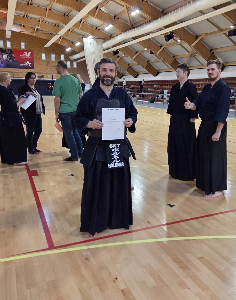 Guillaume Holdner avec son diplôme d'enseignant